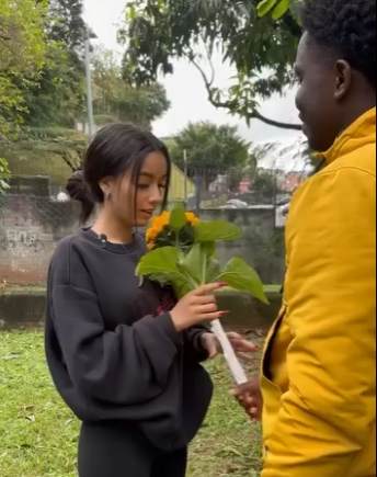 H1103005 Milionária apaixona se por pobre mudo por esta estranha razão