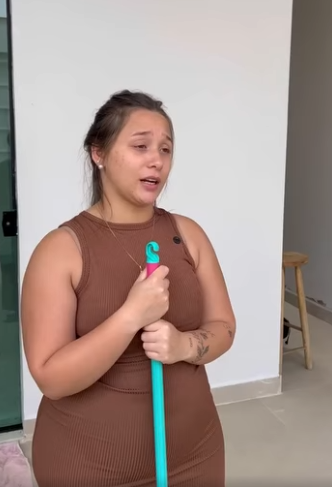 H1316008_Jovem tinha um salão de beleza em sua casa olha que ela fazia_part2