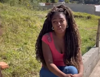 H1003008 Mulher com fome sentava se para comer sem se importar com as pessoas não oferecia part2