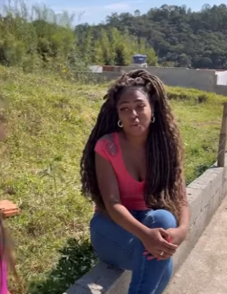 H1003008 Mulher com fome sentava se para comer sem se importar com as pessoas não oferecia part2