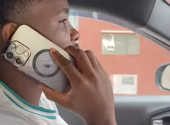 H1305009 Mulher chegou de Nova York com um iPhone para suas três irmãs part2