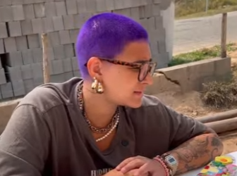 H1303009 Jovem tinha um salão de beleza em sua casa olha que ela fazia part2