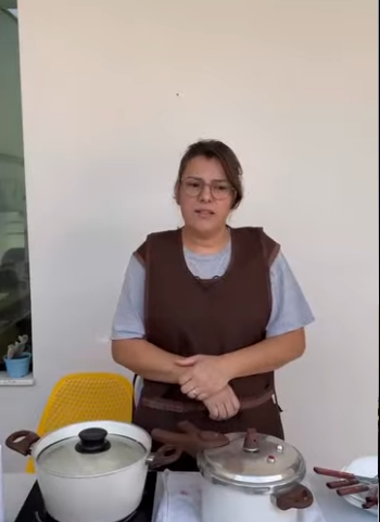 H1419010 Duas jovens não pagaram que fizeram no almoço, pagaram menos part2