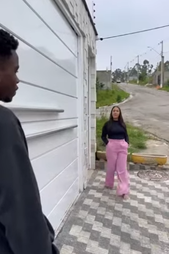 H0316004 Sempre no bairro tem um vizinho que carrega todos os papéis part2