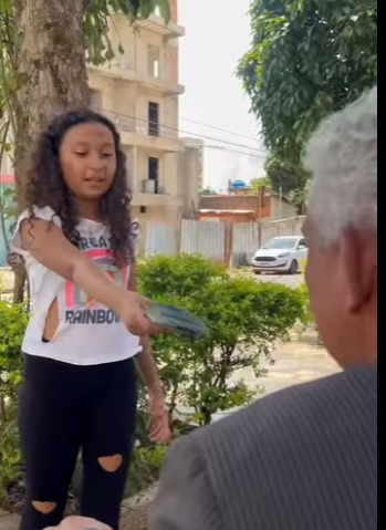 H1611015 empresário deu ela um grande prêmio por sua humildade part2