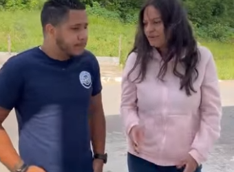 H1716007 Ia dar um presente para irmã, mas marido aparentemente não queria part2