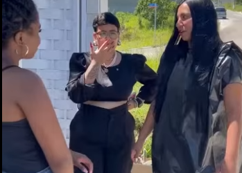 H1716008 Usava um saco de lixo de estratégia para pegar as roupas da irmã part2