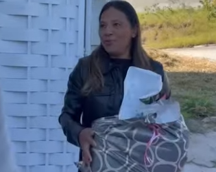 H1614012 Filho leva um presentinho para mãe no dia das mães, ela despreza part2