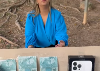 H1715008 namorado deu um cartaz de presente para ela, ela deixou sem saber que estava por trás disso part2