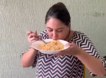 H1605011 Essa jovem tinha um jeito muito estranho de comer, até que um dia isso aconteceu part2