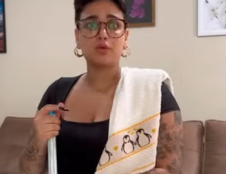 H1605012 Está mulher era muito limpa delicada, sempre que as pessoas saia de sua casa ela ia atrás part2