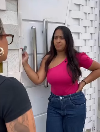 H1719011 Olha que essa garota fez com um negócio de cabeleireiro parte 2