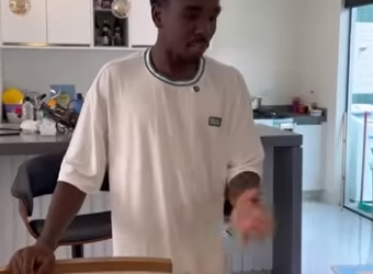 H1716012 Encontrou sua esposa dando comida para sua amiga tira das mãos part2