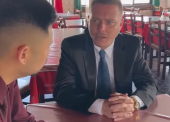 H1315005 Eles confundiram com um garçom por causa de sua cor de p3le parte 2