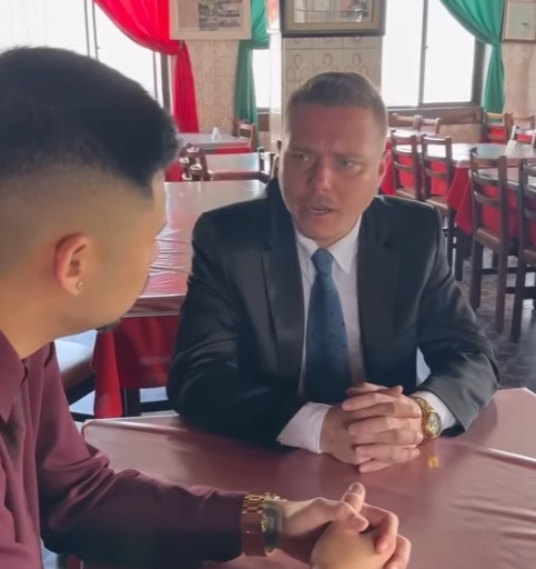 H1315005 Eles confundiram com um garçom por causa de sua cor de p3le parte 2