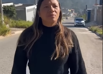 H1914002 Sempre que sua mãe recebe seu pagamento, ela espera na frente da casa part2