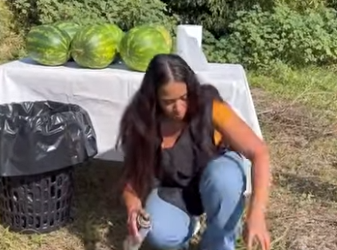 H1706016 Vendedora pintou melancias com spray para enganar seus clientes part2