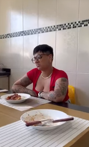 H1305004 Ela foi visitar amiga sem saber quanto cobraria pela comida part2