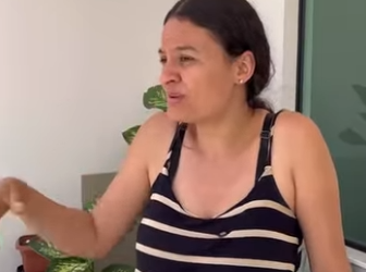 H2016003 Mulher vendia sopa até às da manhã olha que vizinha fez part2