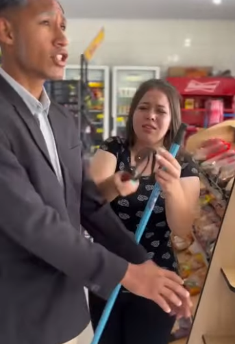 H1905017 Garota coloca sua foto no celular de um rapaz, mas você não vai acreditar porque ela fez isso part2