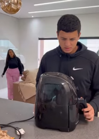 H1903019 Sempre no bairro tem um vizinho que carrega todos os papéis part2