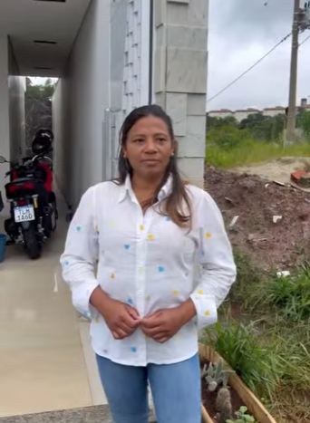 H2203007 Sua irmã se vestia igual ela, mas ela não gostava part2