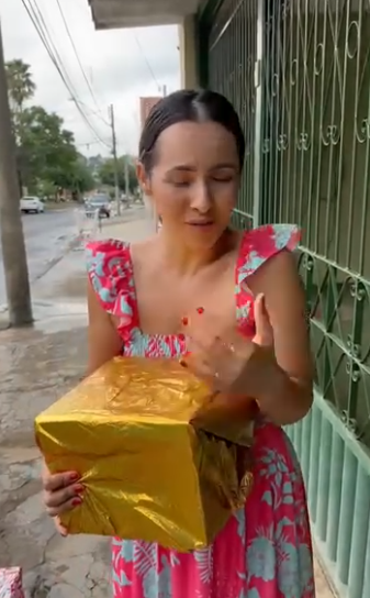 H2205001 Filho leva um presentinho para mãe no natal este ela não quer part2