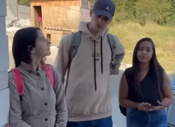 H2218013 Chegou para passar Natal na casa da mãe mais olha de que jeito part2