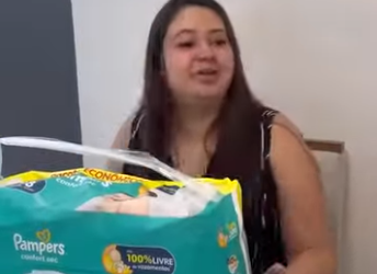 H2319014 Grávida retira as fraldas da part2