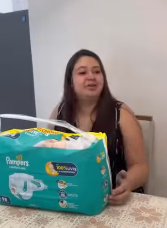 H2319014 Grávida retira as fraldas da part2