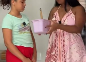 H2421006 MADRASTA COLOCOU ENTEADA PARA COMER NO CHÃO MARIDO DELA TOMA ATITUDE part2