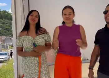 H2503010 Os doginhos de rua ganharam um banho, nesse calor part2