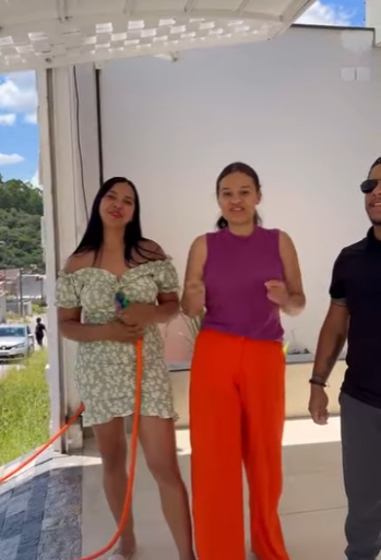 H2503010 Os doginhos de rua ganharam um banho, nesse calor part2