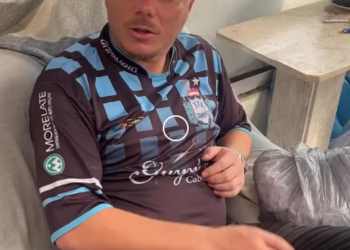 H2315019 Comprou um celular de mil reais olha as condições em que ela vivia part2