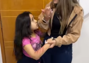 H2315017 Menina inteligente põe seu telefone para gravar desmascarar sua madrasta part2