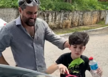 H2315015 Homem rico descobre que menino de rua seu filho part2