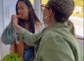 H0403010 Convidou suas amigas para comer em um restaurante, assim elas se comportaram part2