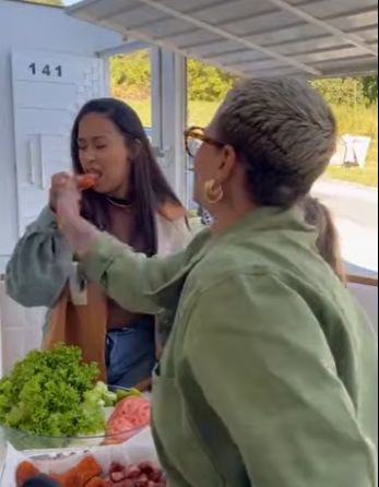 H0403010 Convidou suas amigas para comer em um restaurante, assim elas se comportaram part2