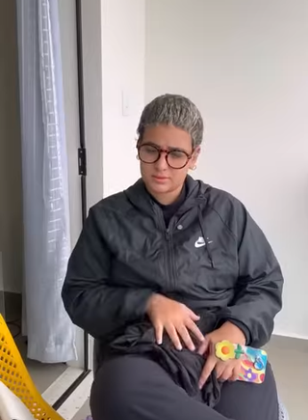 H2319020 Ela comprou uma bolsa só porque sabia que tem dentro part2