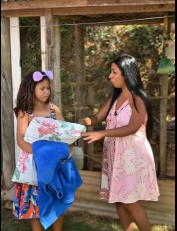 H2421008 MADRASTA COLOCOU ENTEADA PARA DORMIR NO GALINHEIRO MARIDO DELA TOMA ATITUDE part2