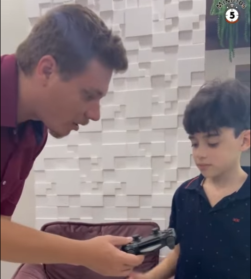 H0315014 Pai elabora um plano para dar uma lição ao seu filho mal educado part2