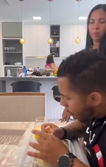 H2503021 Eles comem de tudo na casa da irmã part2