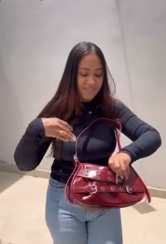 H0316007 Ela comprou uma bolsa só porque sabia que tem dentro part2