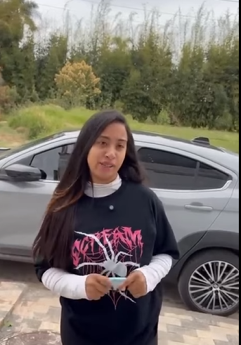 H2518010 Disse pra ela que comprou um terreno pra fazer uma casa, olha que ela fez part2