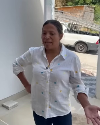 H0414015 Sua mãe dá uma lição ao seu filho para que aprenda com seus erros part2