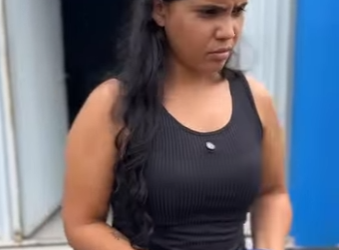 H0606010 Mulher de cadeira de r0das pede ajuda vizinha part2