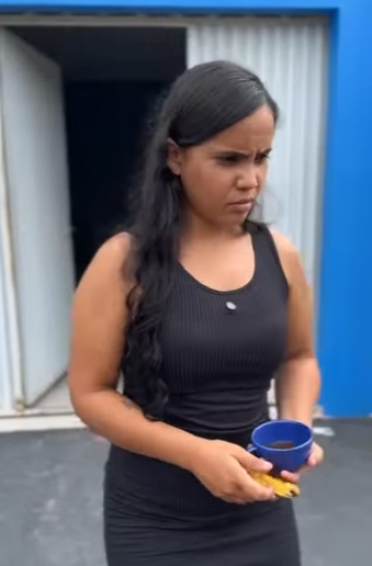 H0606010 Mulher de cadeira de r0das pede ajuda vizinha part2