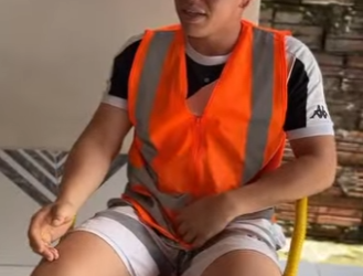 H0606007 Homem fica milionário compra uma casa para sua mãe, que foi muito humilhada part2