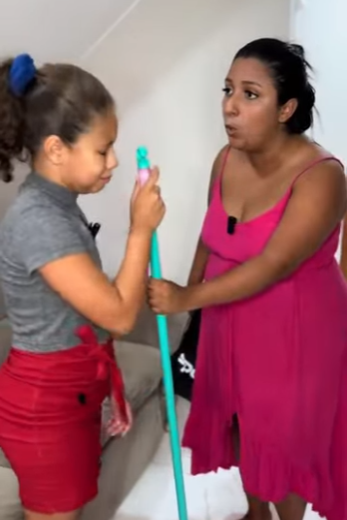 H3121006 MADRASTA EMPURRA ENTEADA MAS NÃO IMAGINAVA QUE PAI IA CHEGAR NA HORA! part2