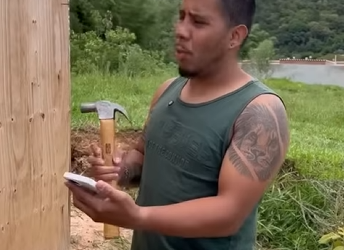 H2919020 Sua vizinha ri4 dele por causa das condições que ele vivia part2